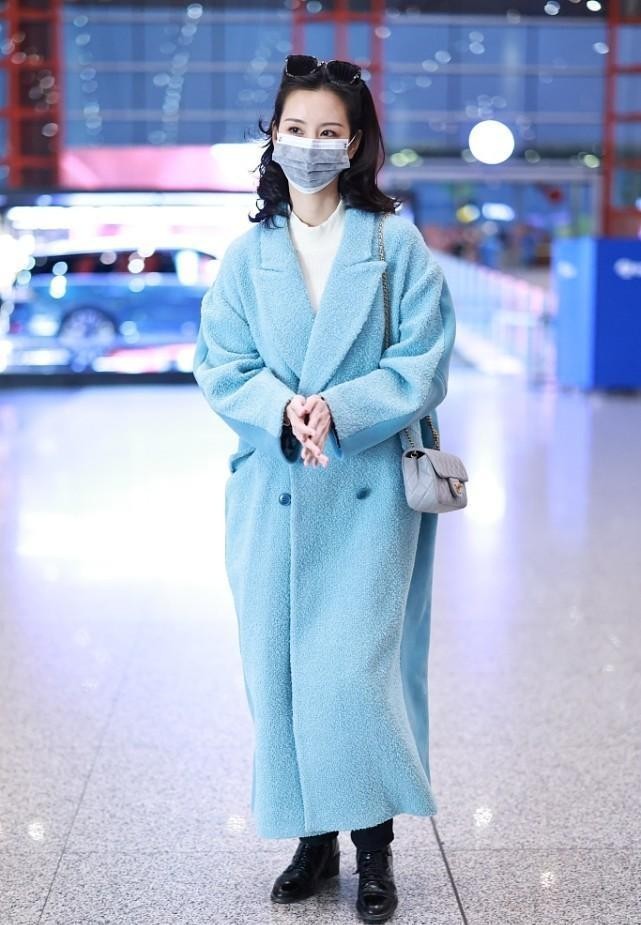 陈都灵机场街拍穿拼接长大衣配中分发型，搭出商务强人的感觉 街拍 第4张
