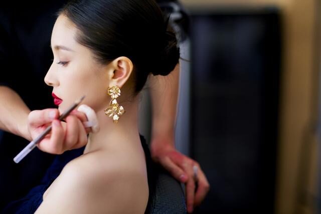 王子文恋爱后穿斜肩上衣秀迷人美肩，烈焰红唇凹出大气场 时尚 第8张