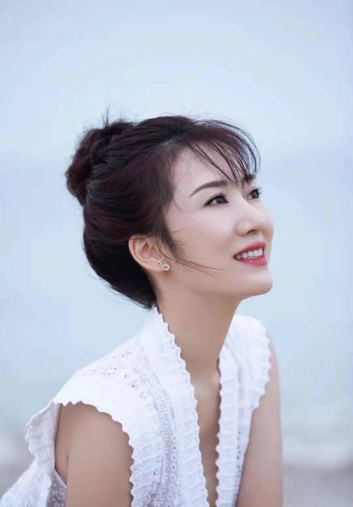 李念穿镂空白裙度假好清纯，“巴掌腰”真让人酸 时尚 第4张