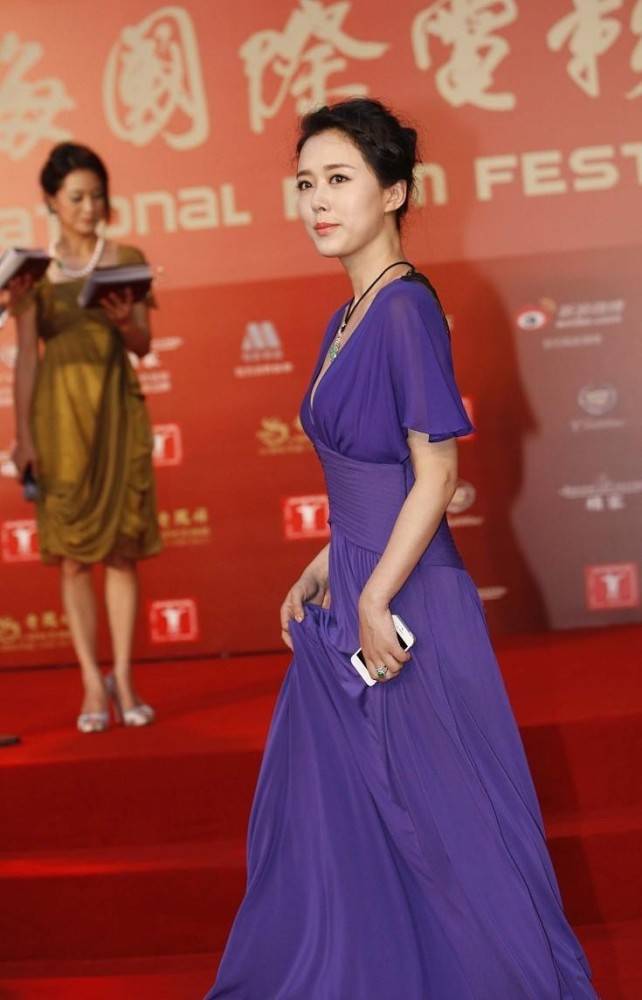 颜丹晨穿紫色裙转身太惊艳，气质优雅迷人 明星搭配 第4张
