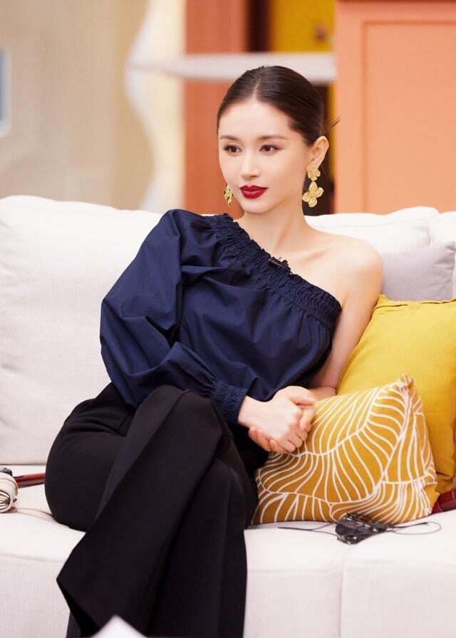 王子文恋爱后穿斜肩上衣秀迷人美肩，烈焰红唇凹出大气场 时尚 第5张