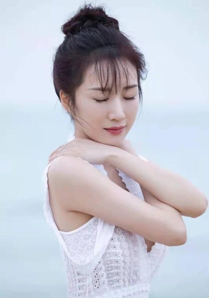 李念穿镂空白裙度假好清纯，“巴掌腰”真让人酸 时尚 第5张