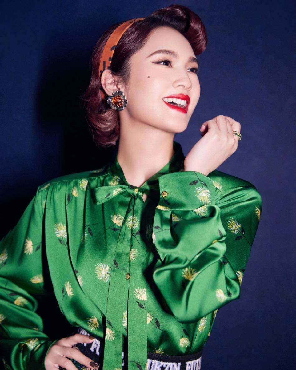 杨丞琳绿色开衩亮片裙露出美腿超靓！俏脸甜美相当明艳动人 时尚 第1张