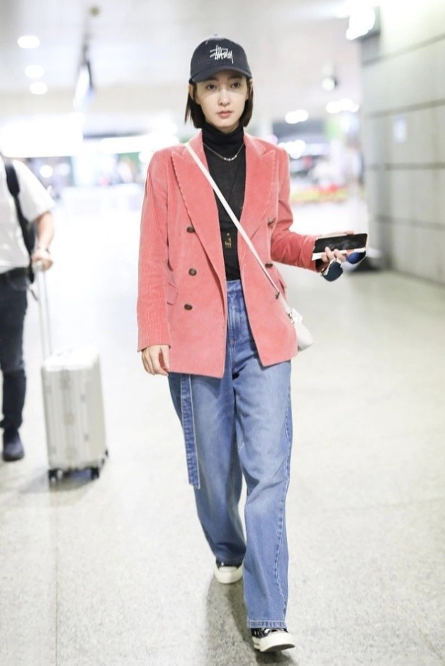 王丽坤机场街拍：穿粉色西装配牛仔裤宛若少女，干练职场look 街拍 第1张
