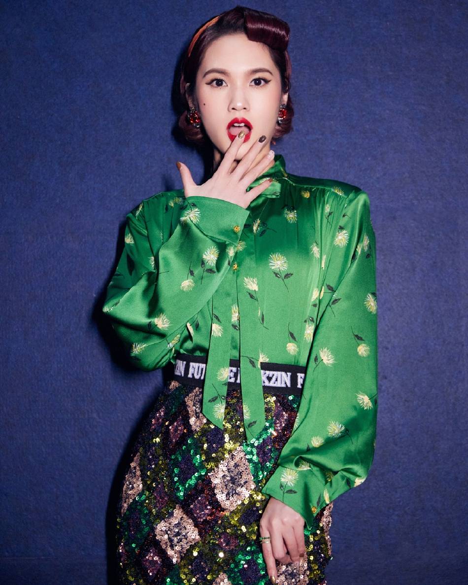 杨丞琳绿色开衩亮片裙露出美腿超靓！俏脸甜美相当明艳动人 时尚 第5张