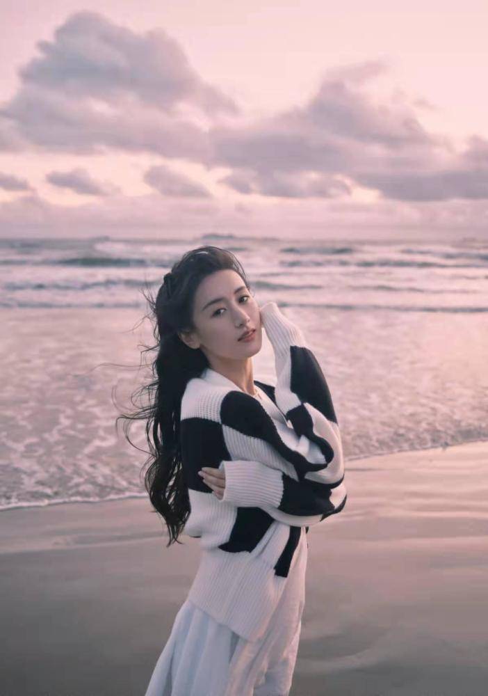 袁冰妍厚毛衣配大围巾，长发披肩温婉可人 时尚 第7张