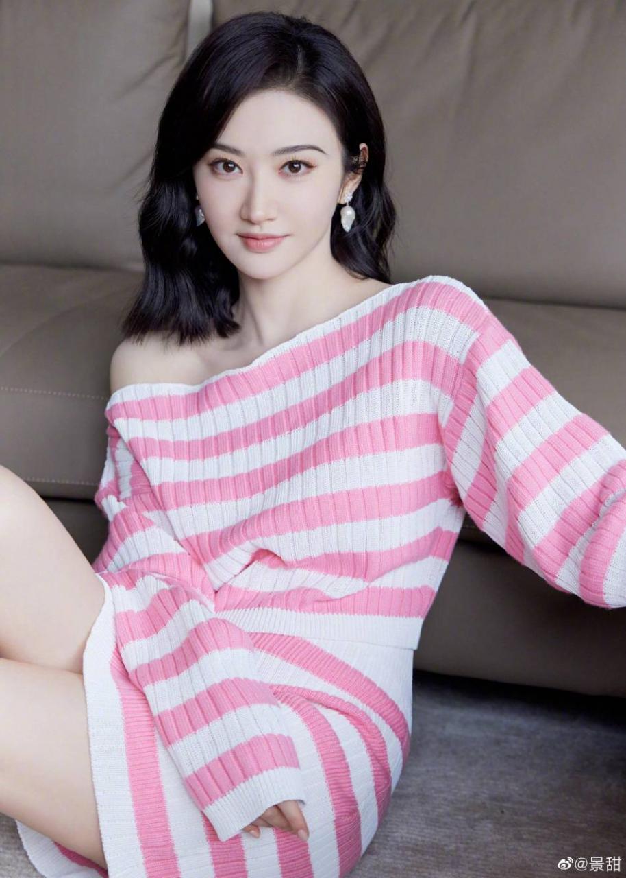 景甜穿粉白条纹针织套大秀美腿，活力满满少女感十足！ 时尚 第2张