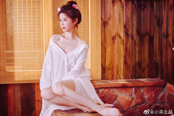 “周芷若”邱意浓美图露出大美腿！大秀香肩美腿性感火辣 时尚 第6张
