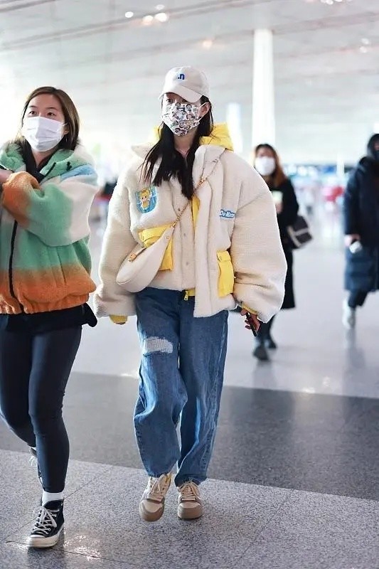 宋轶机场街拍：可爱少女风太抢眼，黄白配色甜美又减龄 街拍 第1张