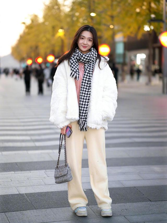 国内街拍：毛呢裤既保暖又凸显身材，小个子女子也能轻松驾驭 街拍 第1张