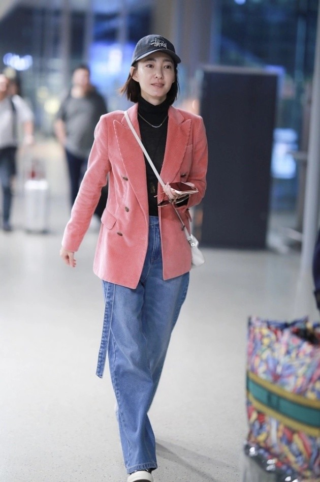 王丽坤机场街拍：穿粉色西装配牛仔裤宛若少女，干练职场look 街拍 第4张