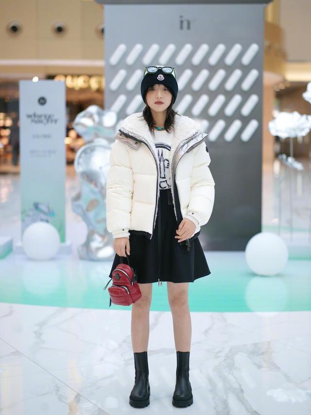 甜美少女感选百褶裙；想要性感辣妹风选包臀裙就对了 街拍 第1张