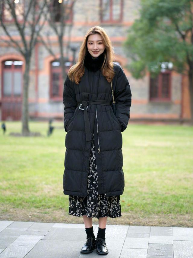 甜美少女感选百褶裙；想要性感辣妹风选包臀裙就对了 街拍 第2张