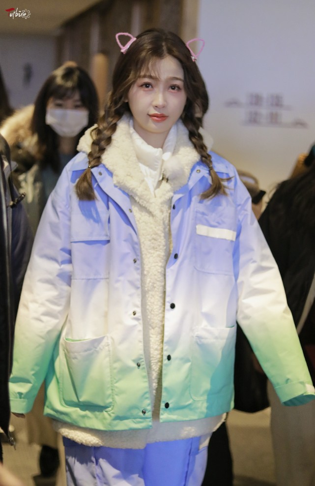 虞书欣街拍：渐变色滑雪服打扮洋气新潮，头戴猫耳发箍萌翻了 街拍 第4张