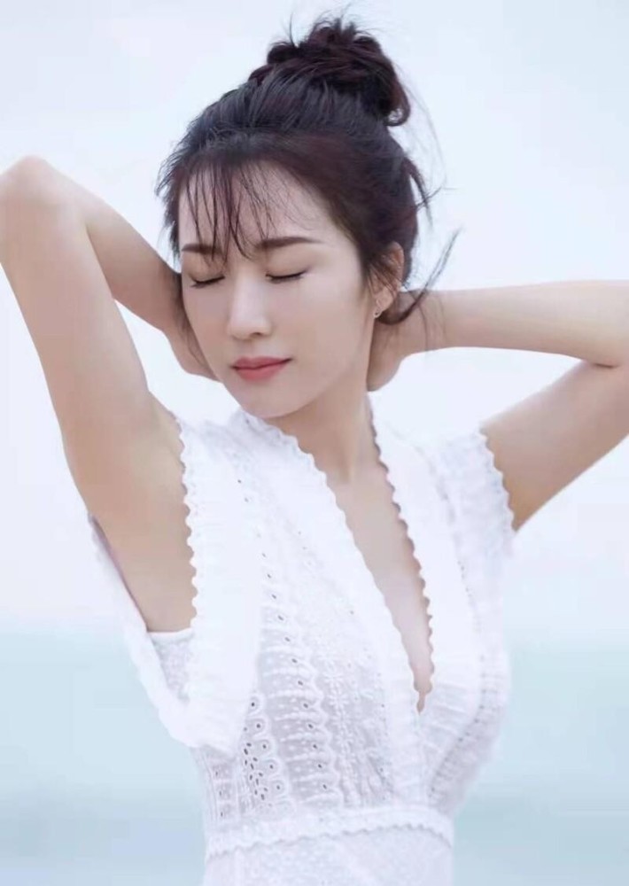 李念穿镂空白裙度假好清纯，“巴掌腰”真让人酸 时尚 第8张