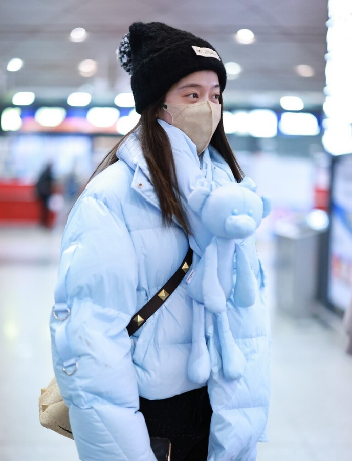 张雪迎机场街拍：穿蓝色羽绒服配黑色休闲裤，阳光可爱有元气 街拍 第5张