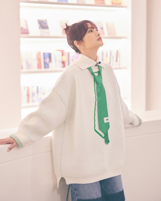 杨丞琳穿奶呼呼的翻领毛衣好少女，配撞色领带更吸睛 时尚 第1张