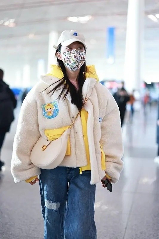 宋轶机场街拍：可爱少女风太抢眼，黄白配色甜美又减龄 街拍 第5张