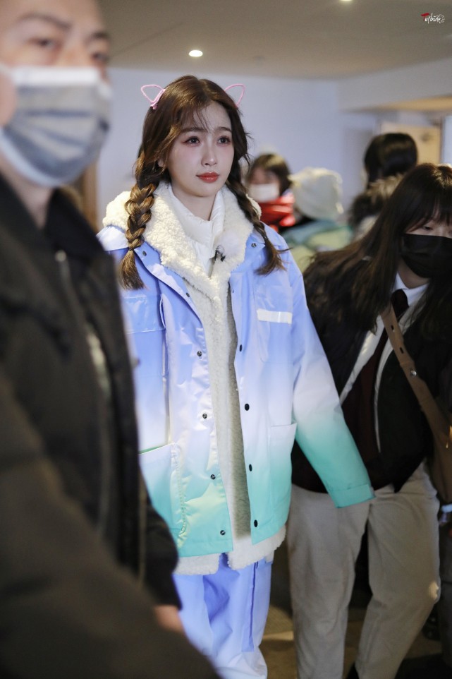 虞书欣街拍：渐变色滑雪服打扮洋气新潮，头戴猫耳发箍萌翻了 街拍 第6张
