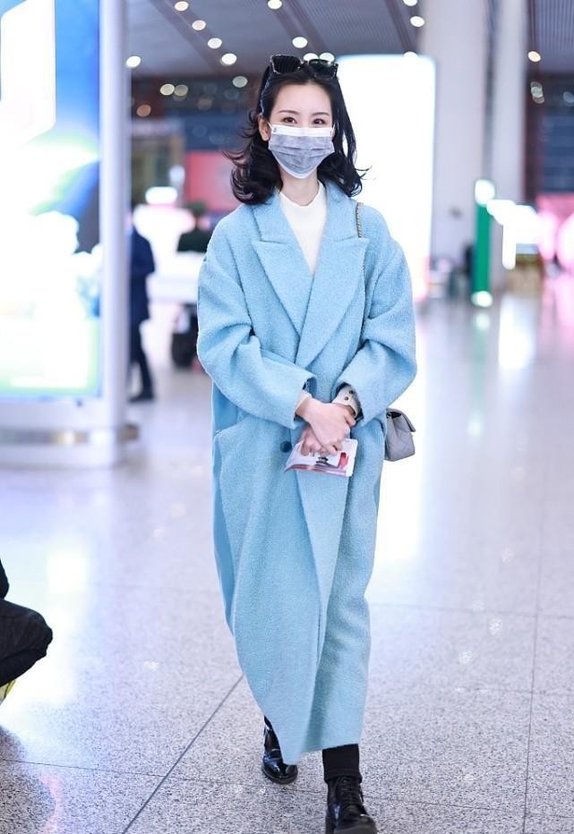 陈都灵机场街拍穿拼接长大衣配中分发型，搭出商务强人的感觉 街拍潮人 第12张