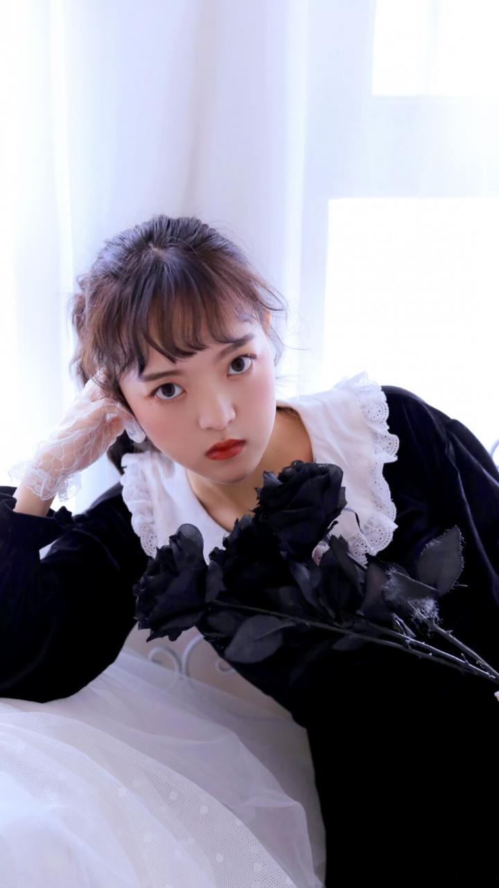 长相柔弱小姐姐眼神高冷黑色丝绒裙写真 美女图片 第1张