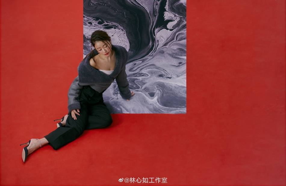 林心如新春写真超靓丽，长发飘逸状态绝佳美得不可方物！ 时尚 第5张