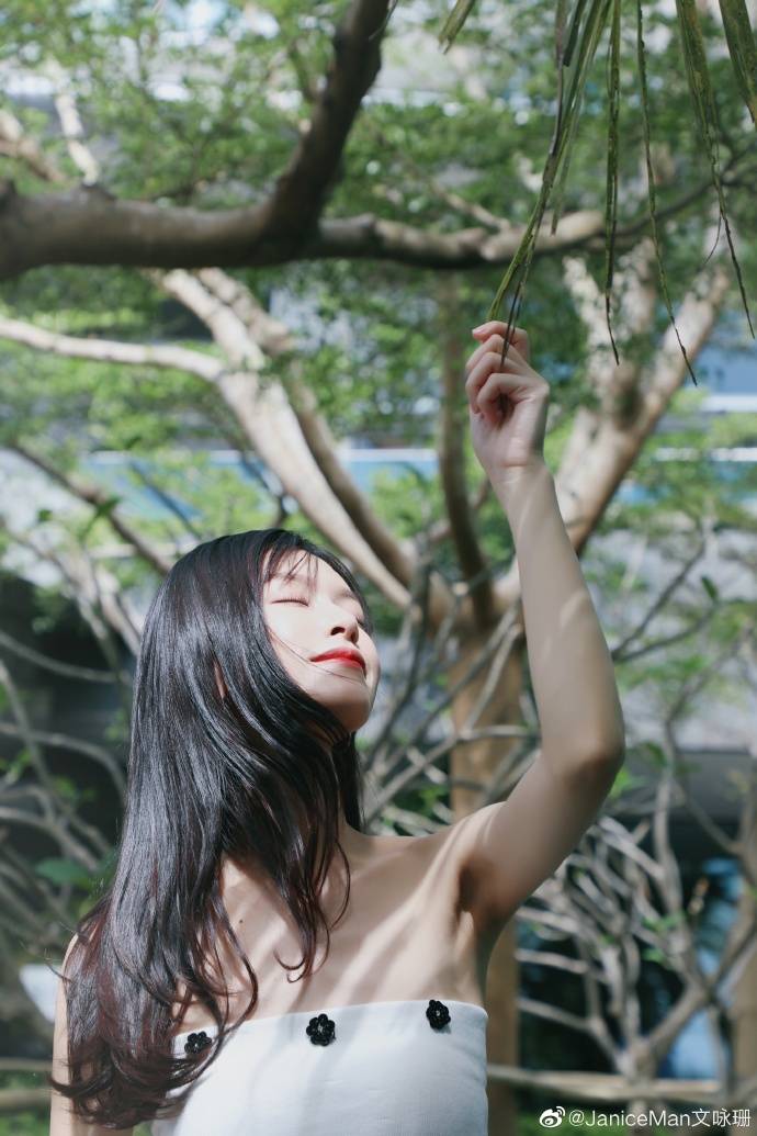 “赵敏”文咏珊晒新年写真超美艳！一袭红色衣裙美的让人心动 时尚 第11张
