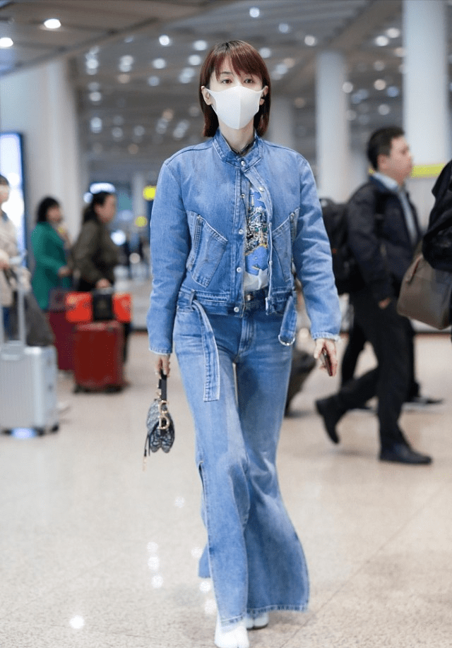 王子文“烟熏妆”好惊艳，穿拼色牛仔套裙上节目潮流又时尚 时尚 第8张