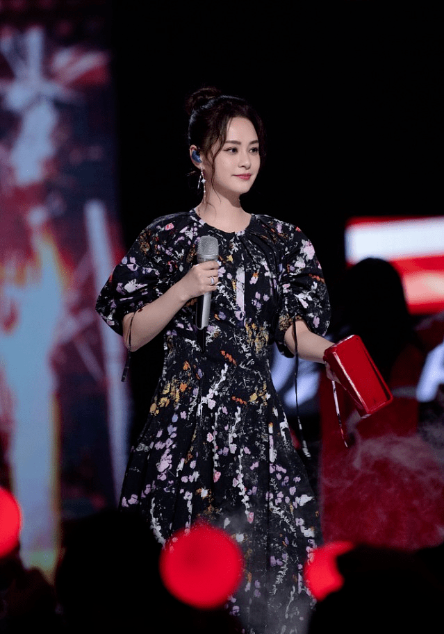 “孪生姐妹花”钟欣潼蔡卓妍，同框穿印花裙优雅让人心动 时尚 第9张