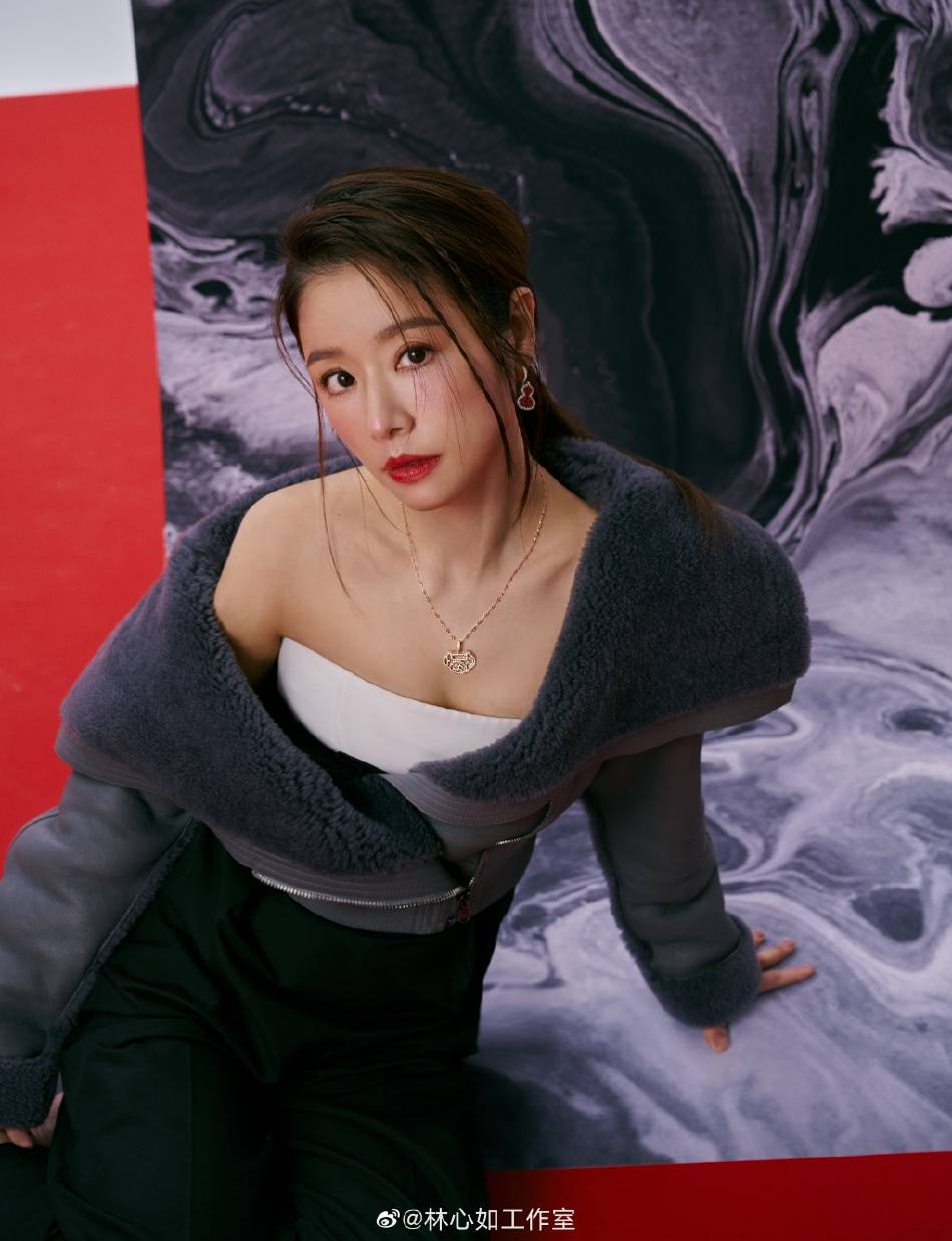林心如新春写真超靓丽，长发飘逸状态绝佳美得不可方物！ 时尚 第1张