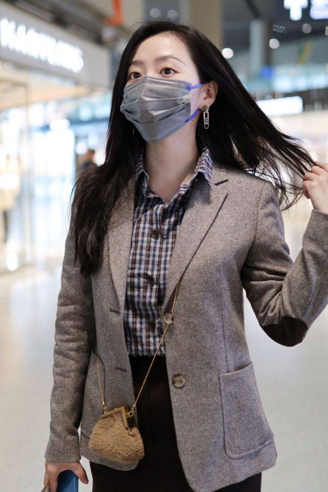 张靓颖分享街头美照，大波浪长发配长皮衣宛如电影大片 时尚 第4张