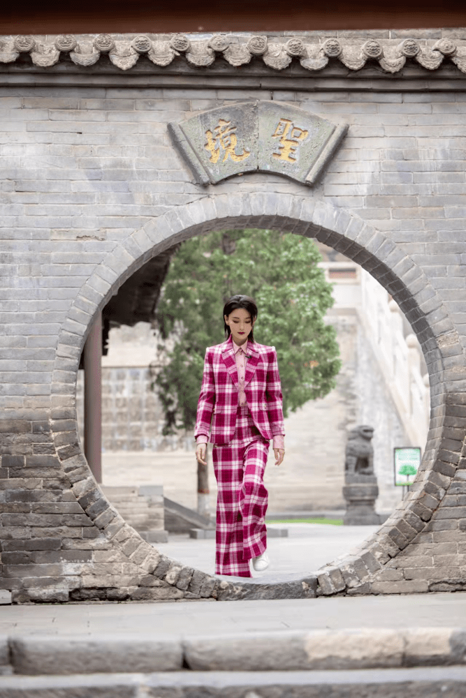 张馨予黑色针织衫配短裙，飒爽利落又俏皮可爱 时尚 第7张