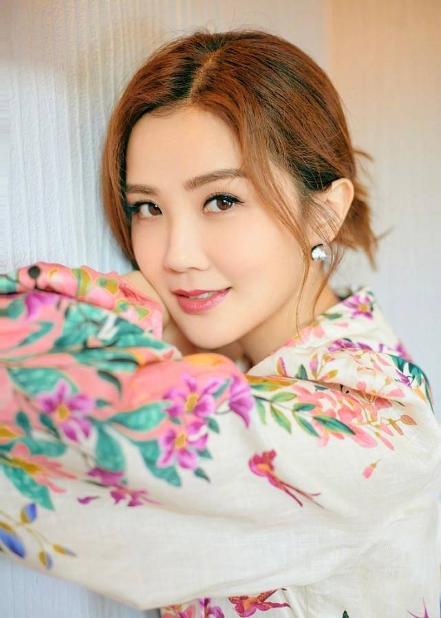 “孪生姐妹花”钟欣潼蔡卓妍，同框穿印花裙优雅让人心动 时尚 第2张