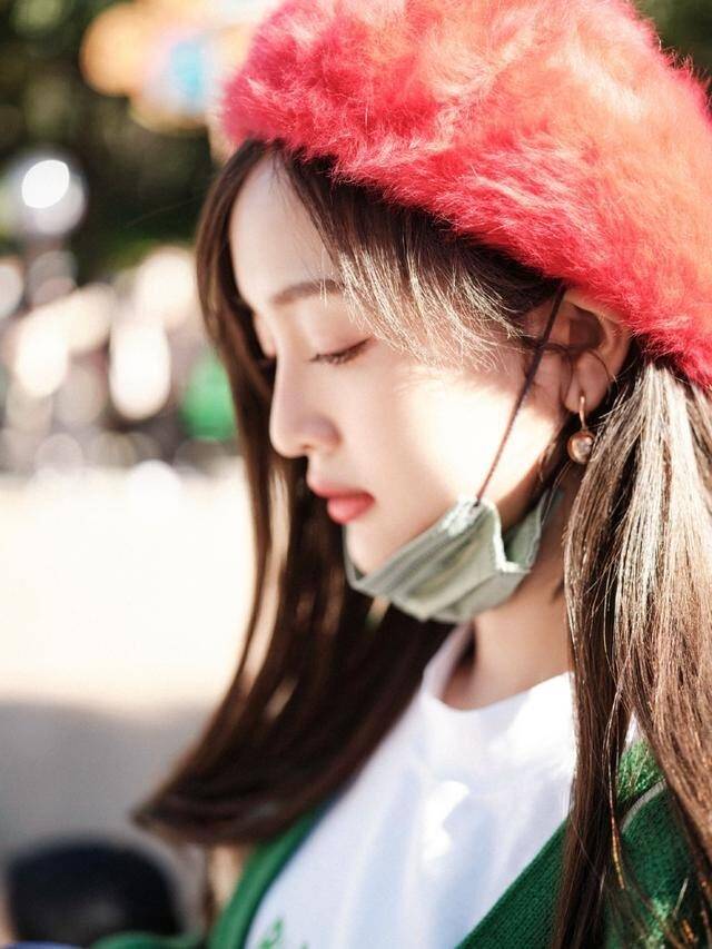 吴宣仪“红绿穿搭”好亮眼，针织衫搭配贝雷帽温暖又清爽 时尚 第6张