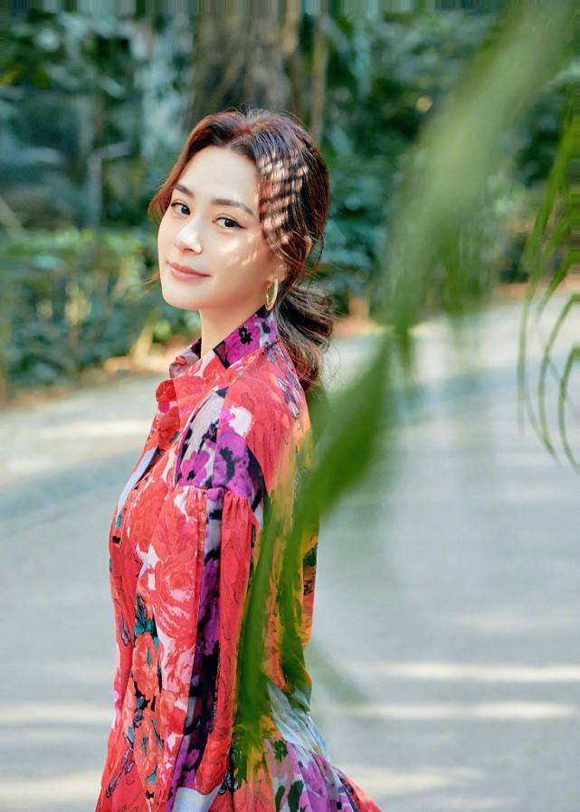 “孪生姐妹花”钟欣潼蔡卓妍，同框穿印花裙优雅让人心动 时尚 第7张