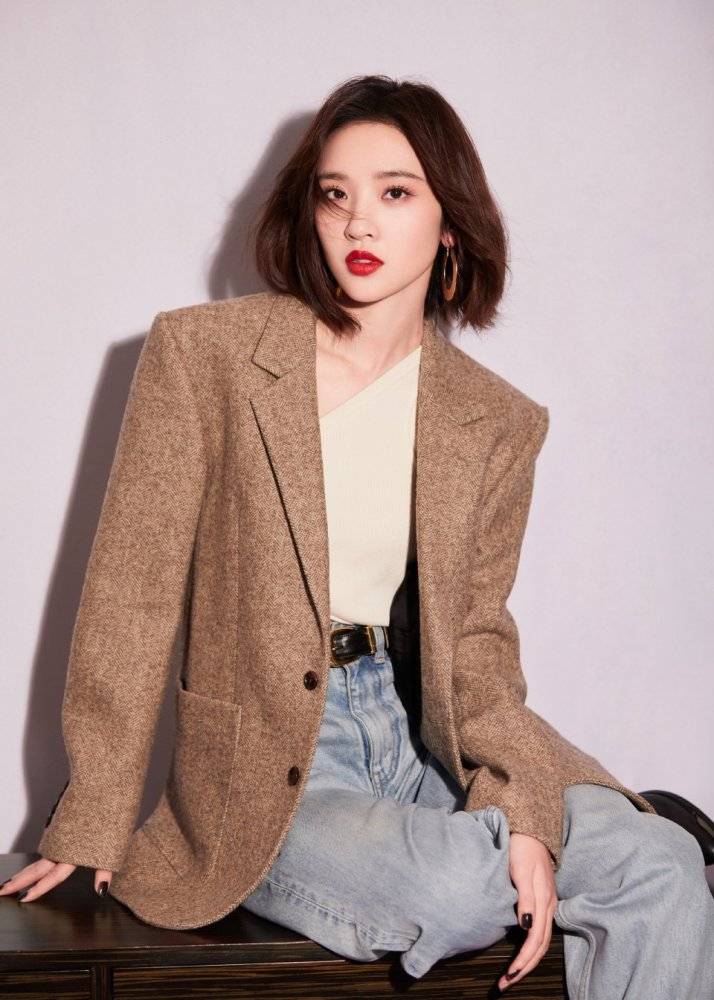 唐艺昕休闲穿搭很帅气，职场女性千万别错过，西装外套穿出了高级感 时尚 第3张