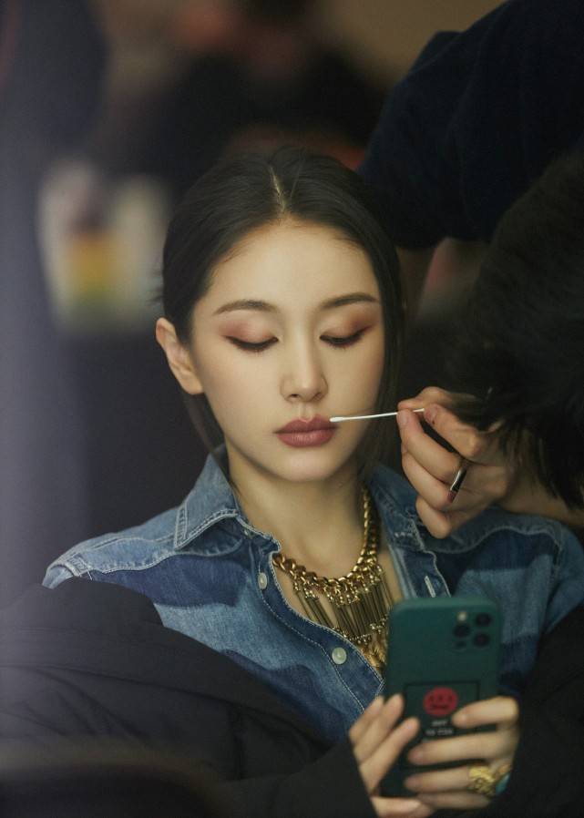 王子文“烟熏妆”好惊艳，穿拼色牛仔套裙上节目潮流又时尚 时尚 第1张