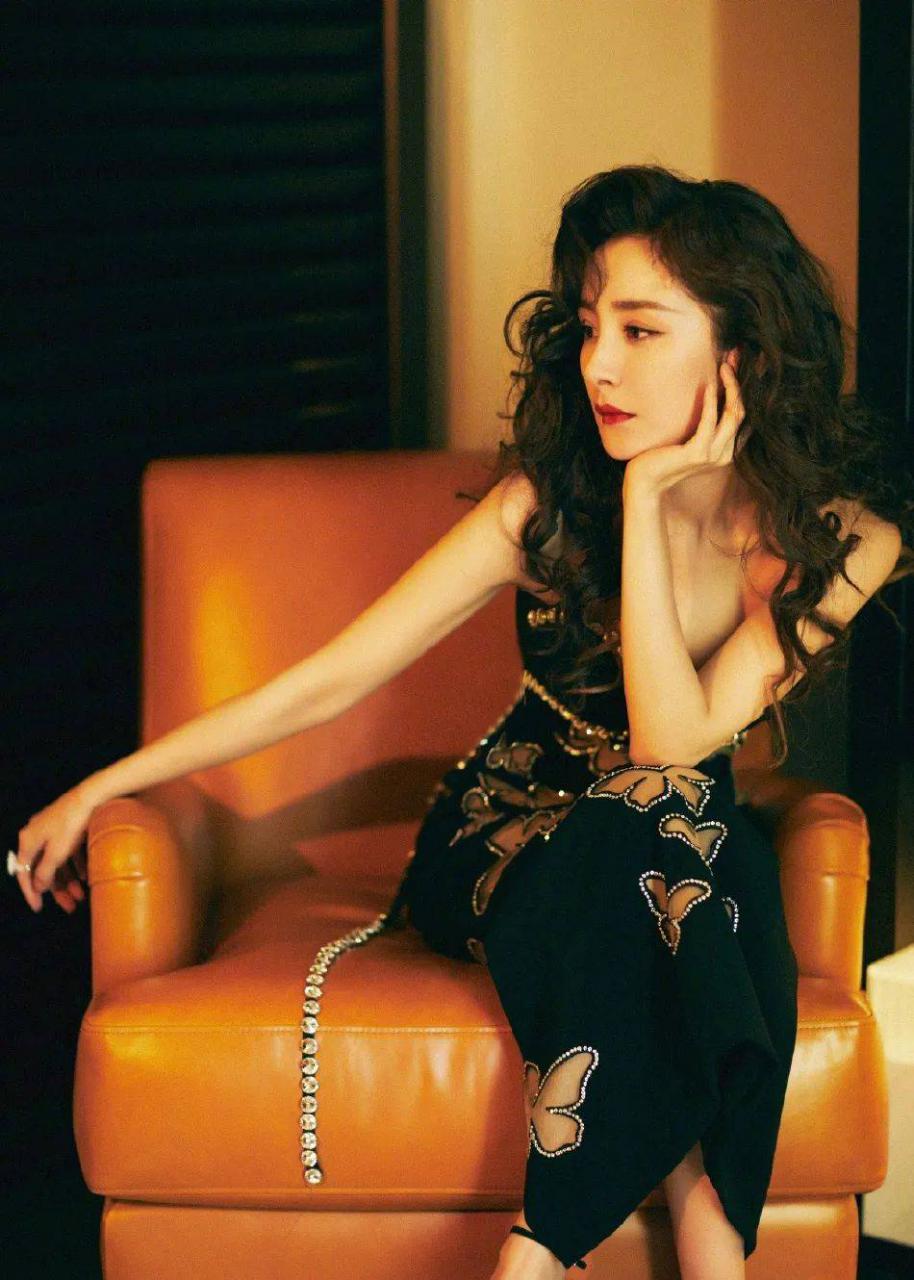 杨幂穿蝴蝶图案镶钻开叉长裙秀曲线！火辣性感依旧 时尚 第7张