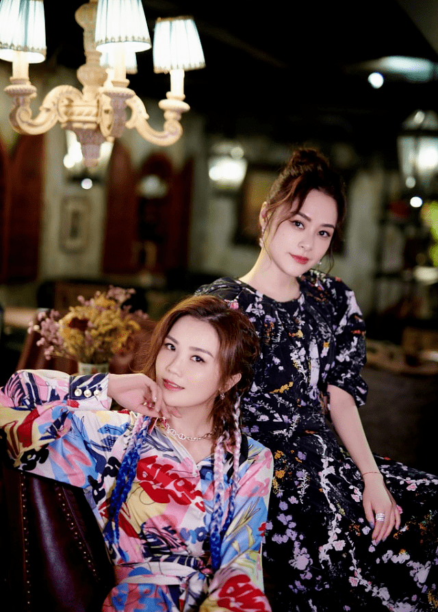 “孪生姐妹花”钟欣潼蔡卓妍，同框穿印花裙优雅让人心动 时尚 第6张
