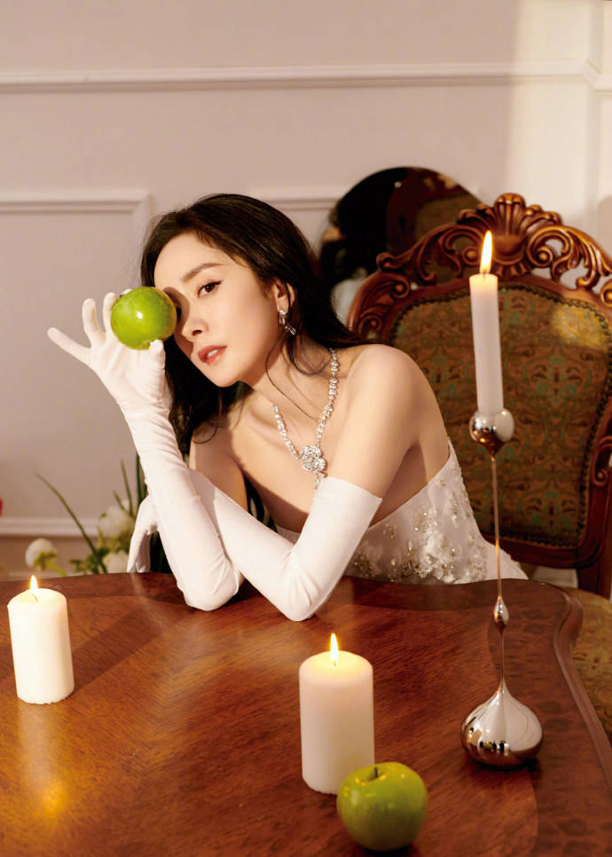 杨幂穿白色绣花长裙大秀美背！魔鬼身材性感撩人 时尚 第3张
