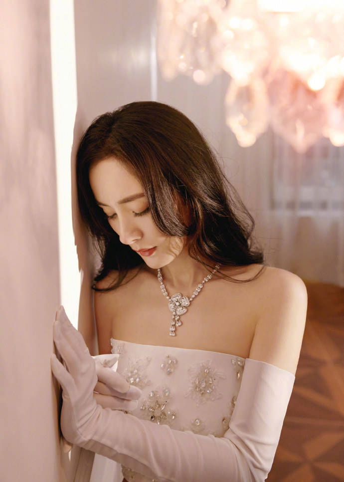 杨幂穿白色绣花长裙大秀美背！魔鬼身材性感撩人 时尚 第8张