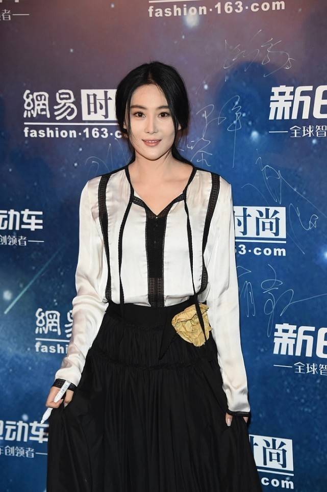 张馨予穿睡衣裙看着更温柔了，太有女人味 时尚 第2张
