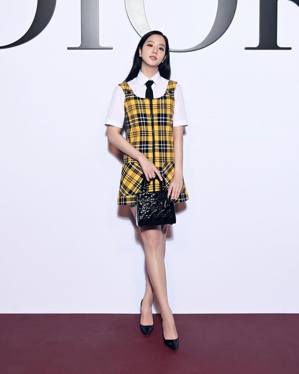 Jisoo再战巴黎时装周：穿复古格子高校服出席Dior秋冬大秀！ 时尚 第1张