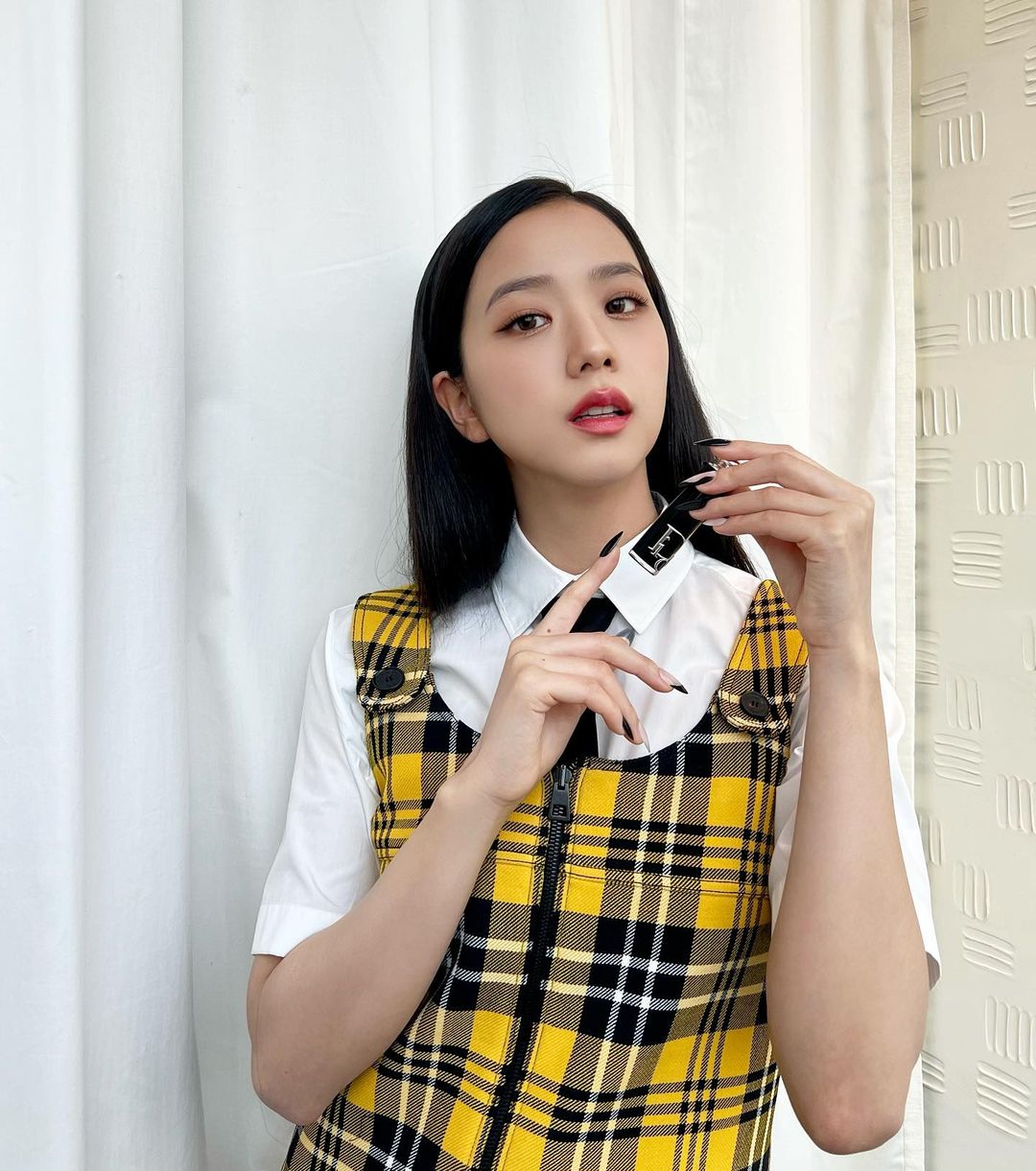 Jisoo再战巴黎时装周：穿复古格子高校服出席Dior秋冬大秀！ 时尚 第2张
