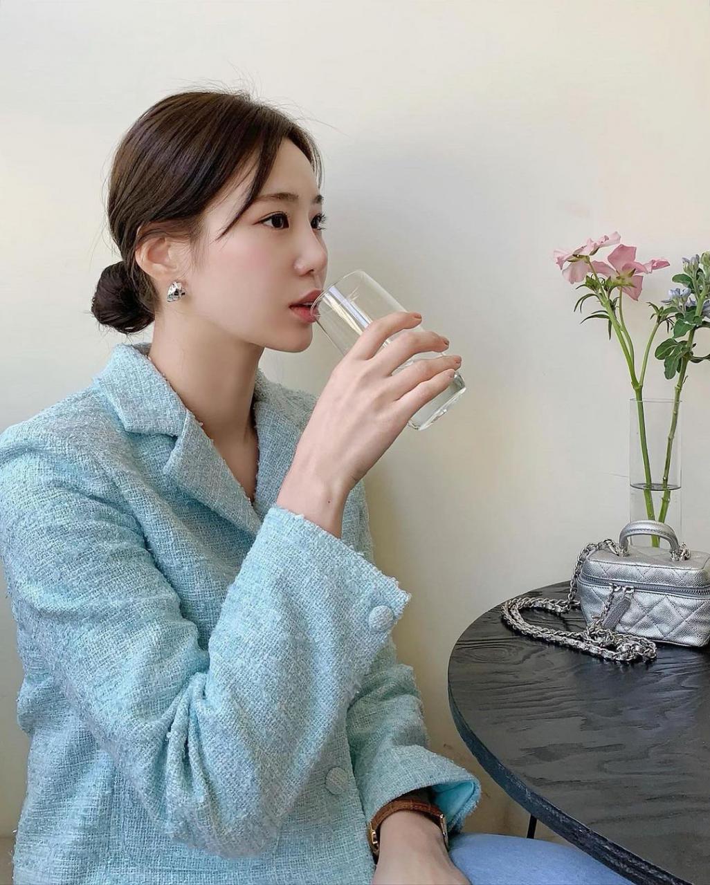 把春天穿上身，韩国女生都穿浅蓝、苹果绿色单品上街了 穿搭 第6张