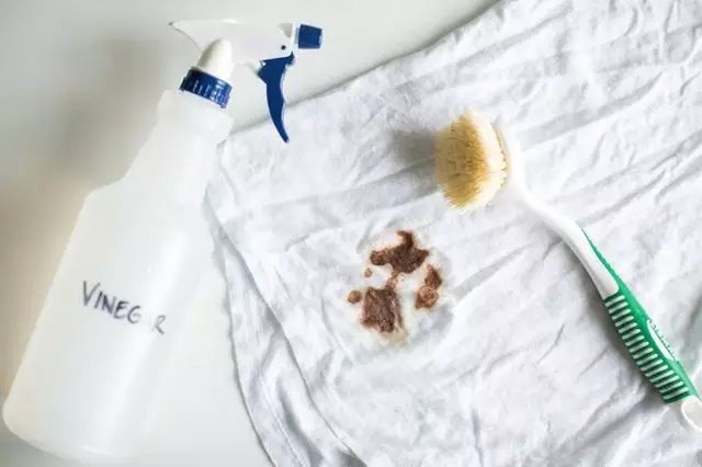 隔年衣服发黄怎么去除 隔年衣服发黄怎么洗白 穿搭 第2张