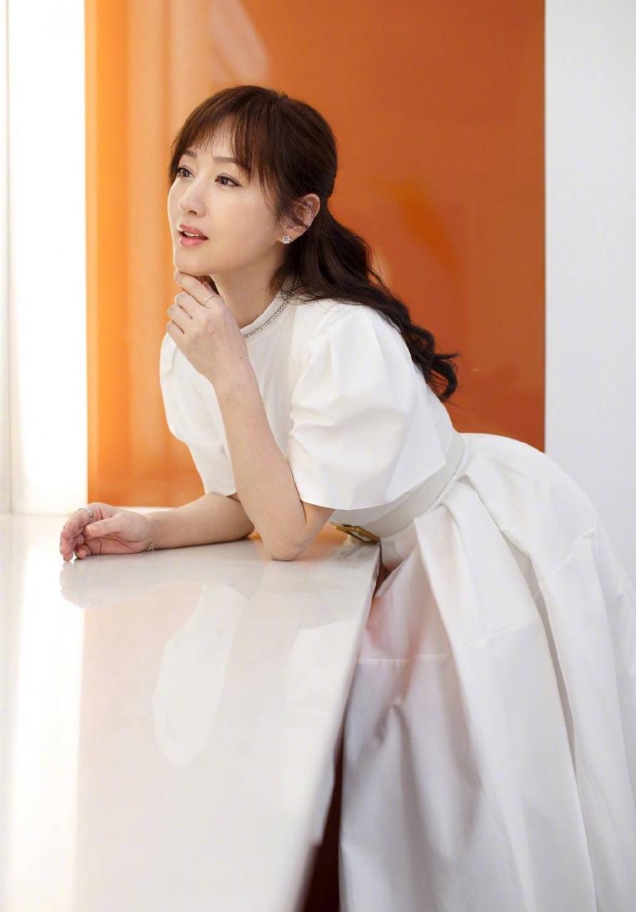 杨钰莹新发型卷发扎起半马尾优雅又减龄，气质越来越高级 时尚 第3张