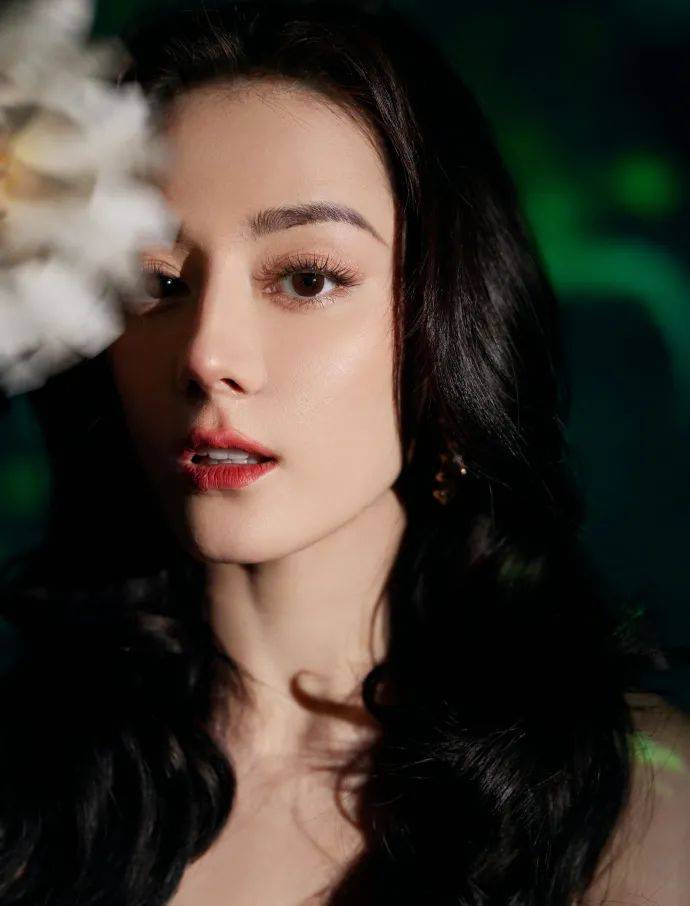 迪丽热巴穿抹胸刺绣泡泡裙大秀白皙香肩！ 时尚 第1张