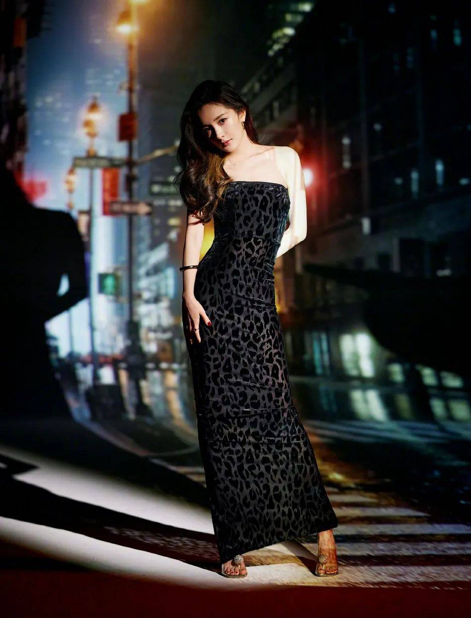 杨幂穿暗纹抹胸长裙犹如暗夜女神！魔鬼身材妩媚动人 时尚 第6张