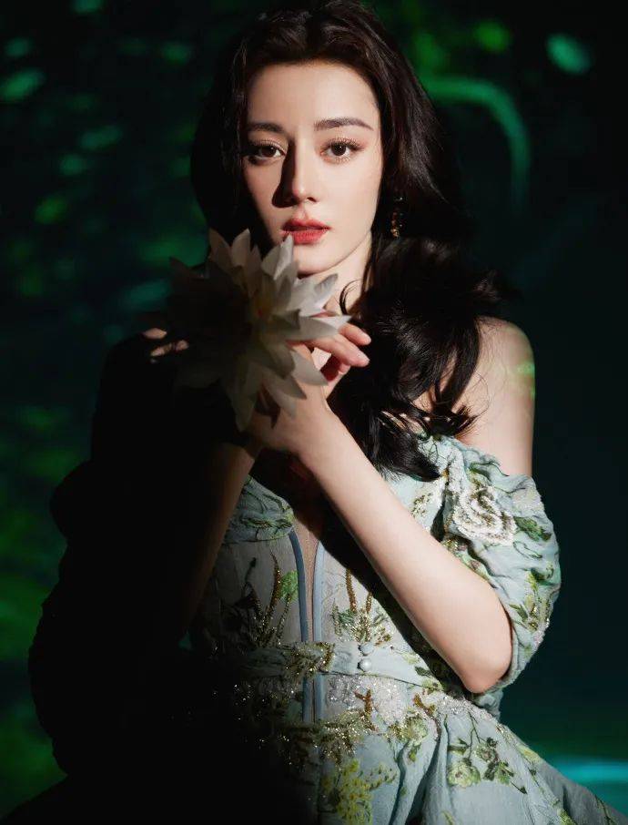 迪丽热巴穿抹胸刺绣泡泡裙大秀白皙香肩！ 时尚 第3张